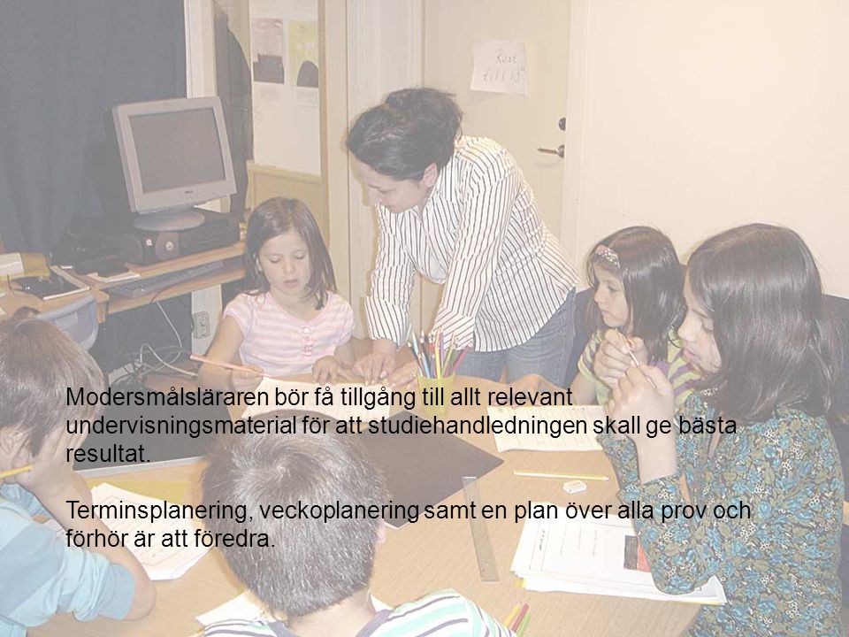 Modersmålsläraren bör få tillgång till allt relevant undervisningsmaterial för att studiehandledningen skall ge bästa resultat.