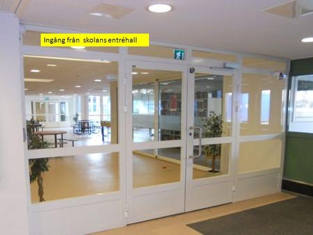 Ingång från skolans entréhall. Skolans nya mediatek (bibliotek)