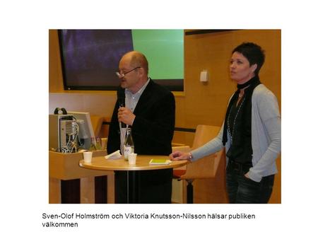 Sven-Olof Holmström och Viktoria Knutsson-Nilsson hälsar publiken välkommen.