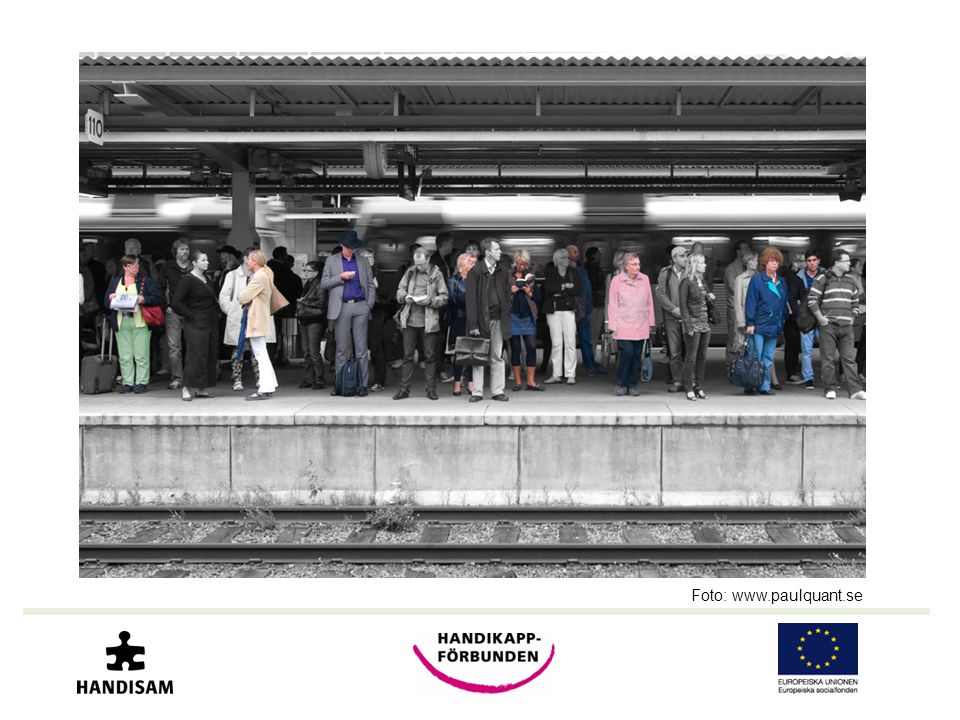 Bilden visar en perrong med många människor som väntar på tåget