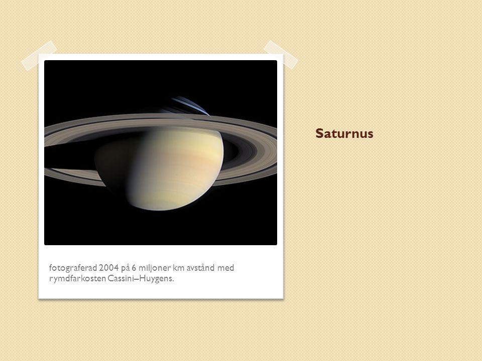 Saturnus fotograferad 2004 på 6 miljoner km avstånd med rymdfarkosten Cassini–Huygens.